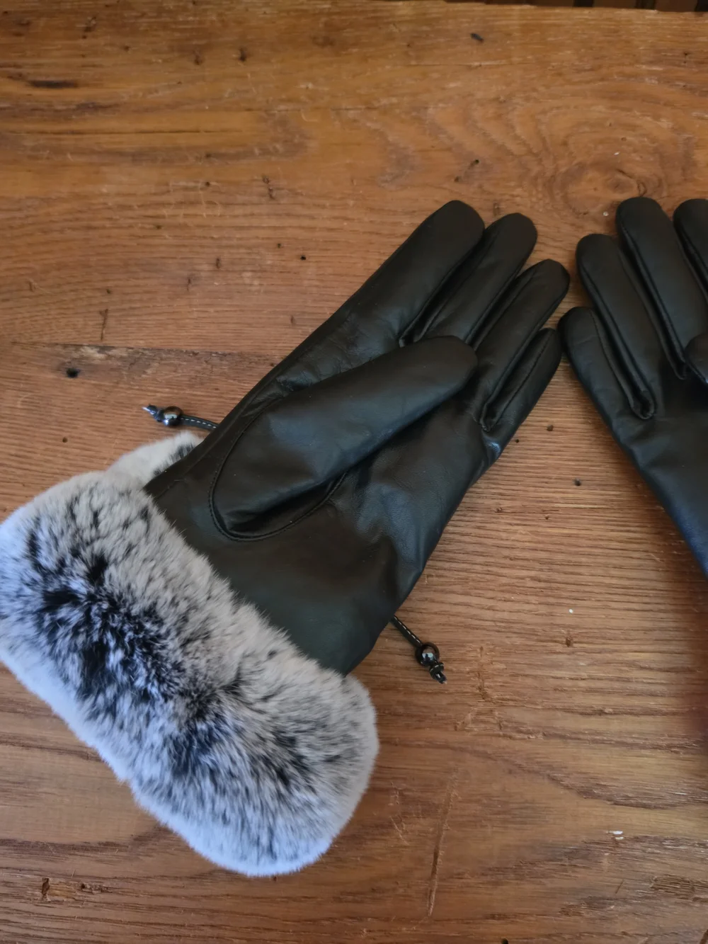 VIKIDEEr Black Leather Gloves with White-Gray Fur Cuffs